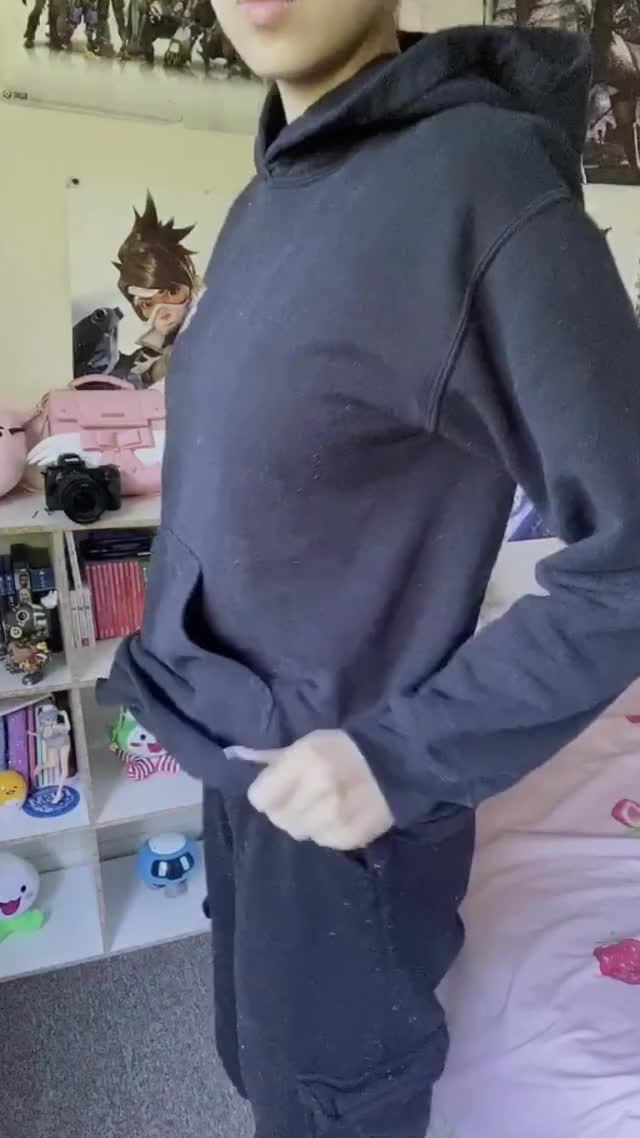 I can hide a lot of titty in my hoodie : video clip