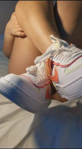 The sneakers stay on ;) : video clip