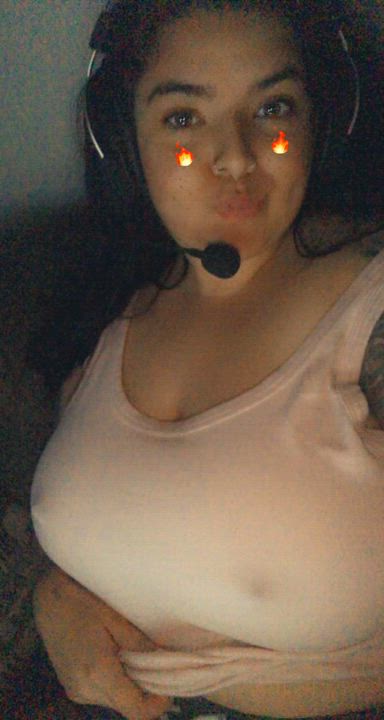 Come eat my pussy while I game🥵 : video clip