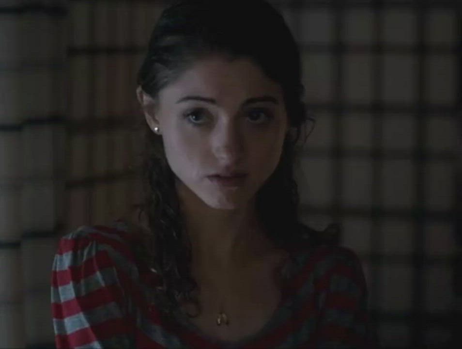 Natalia Dyer stripping down to show us her tight little body : video clip