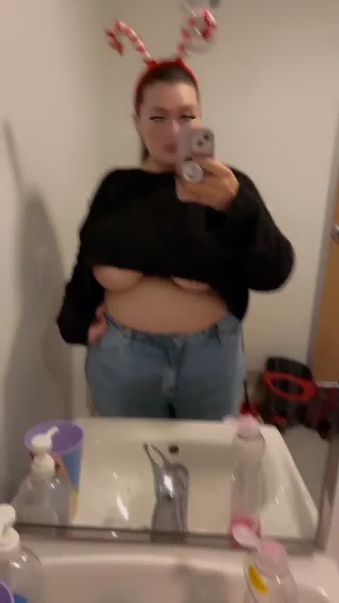 I love how my tits look in this sweater : video clip