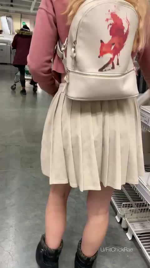 Keeping shopping interesting [gif] : video clip