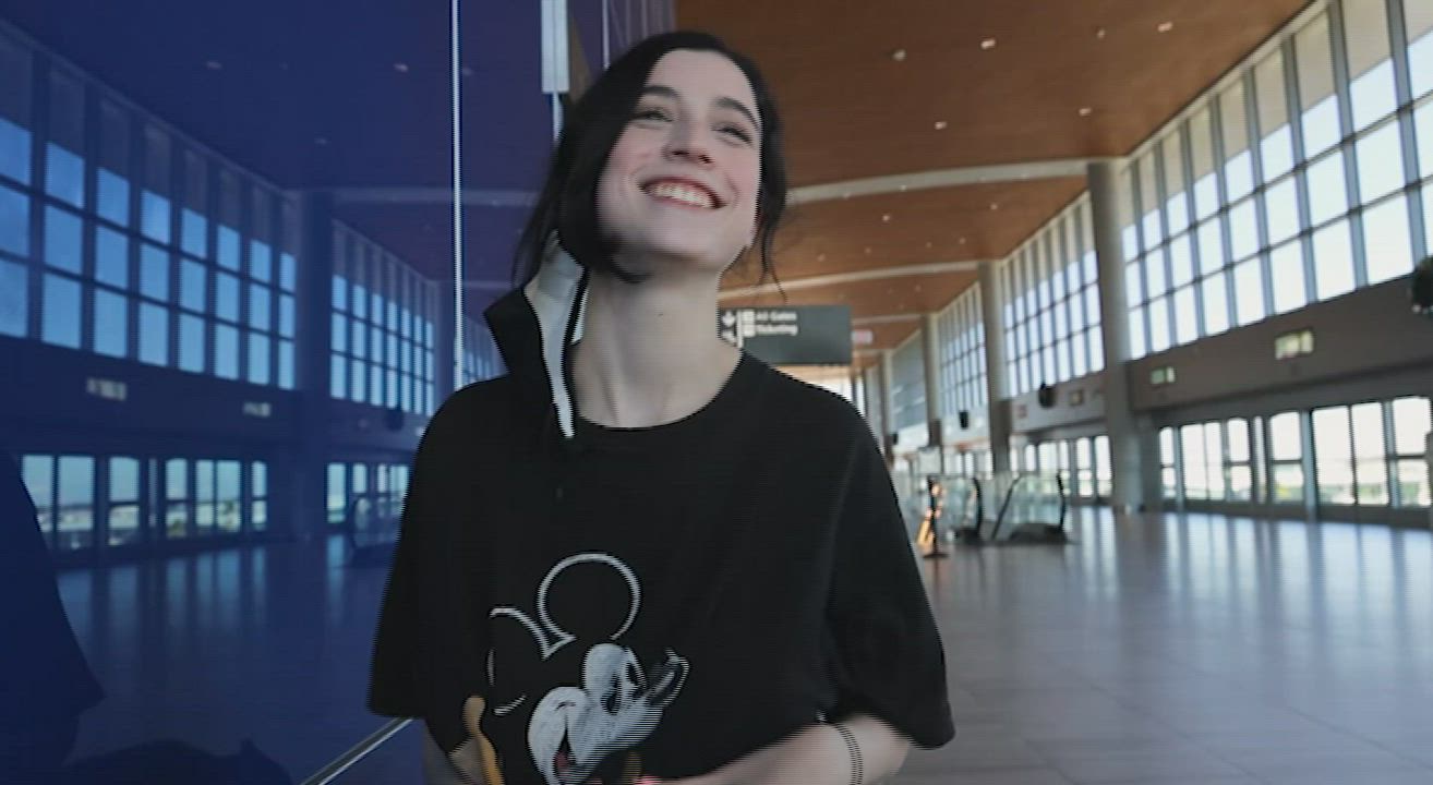 Giulia Wylde at the airport : video clip