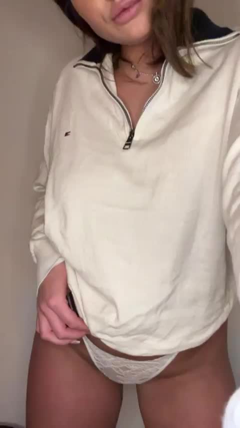 20 yo and I love the way my natural boobs bounce when I drop them : video clip