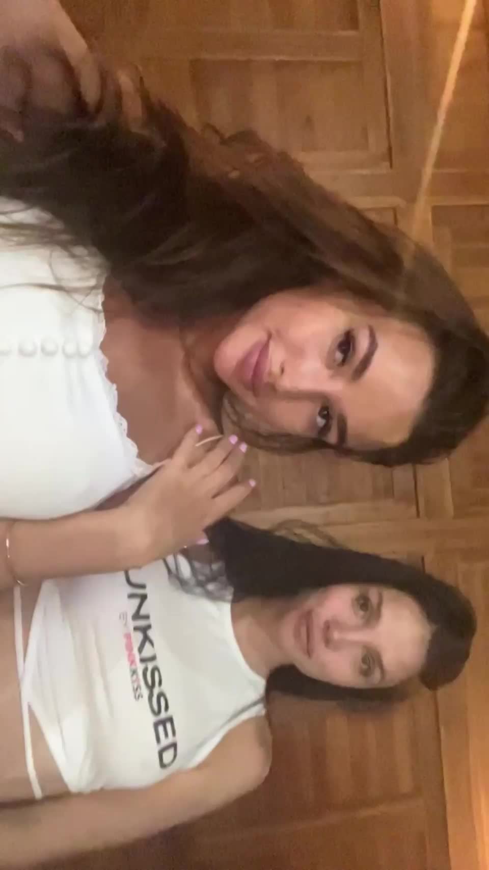 Seems like my bestie and I are having a good time : video clip