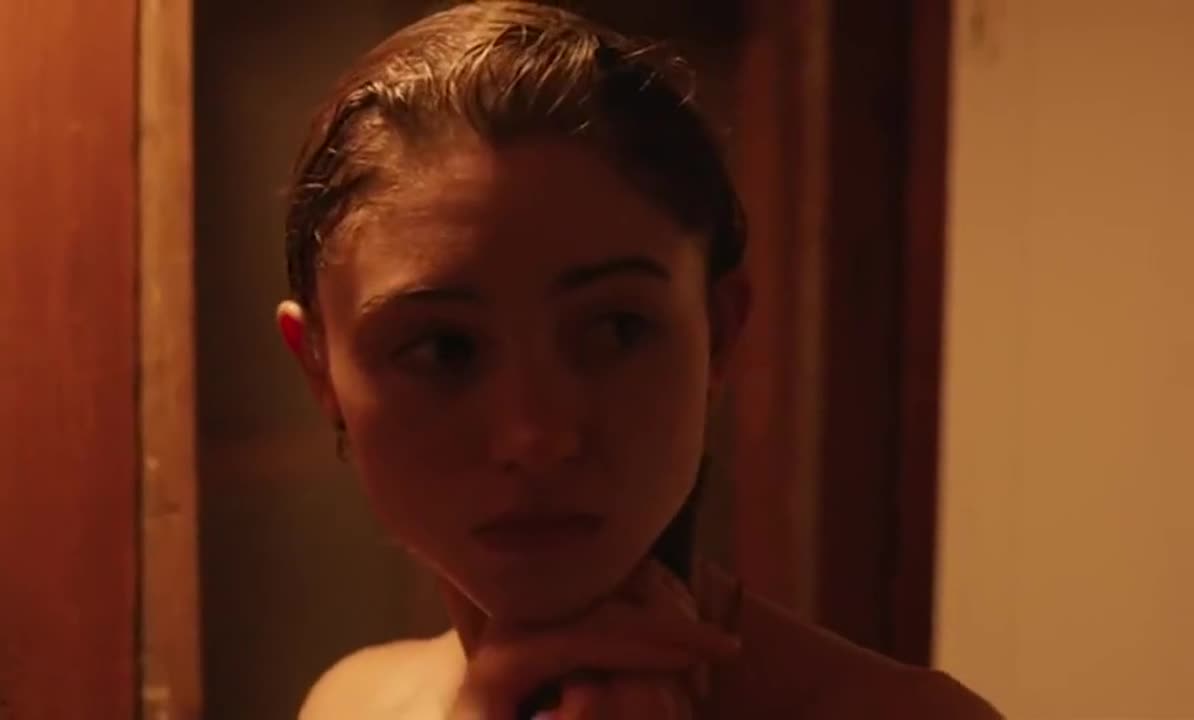 Natalia Dyer getting out of the shower : video clip