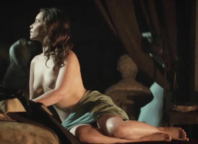Emilia Clarke's favorite look, nude : video clip