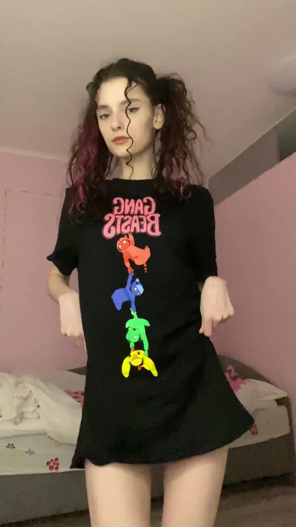 My petite pale body looks so hot naked : video clip