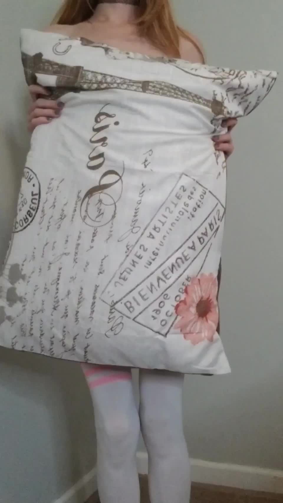 I challenge you to a pillow fight : video clip