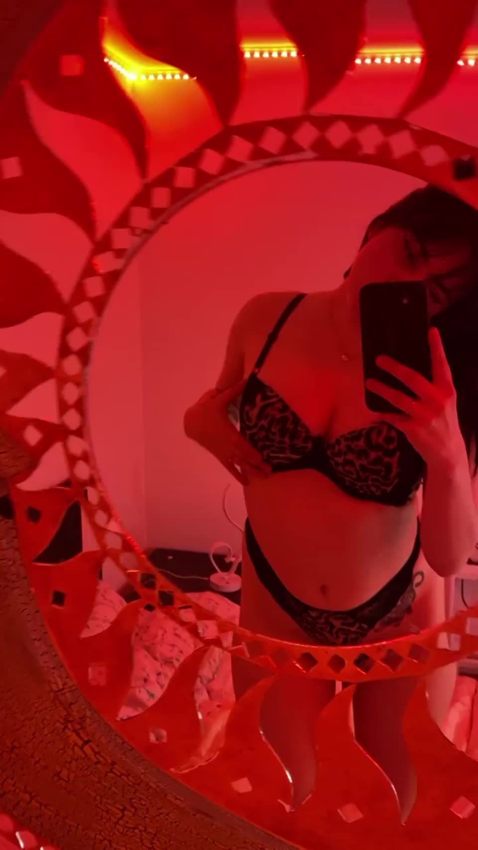 This teen uses her cleavage and other things to thirst trap dads : video clip