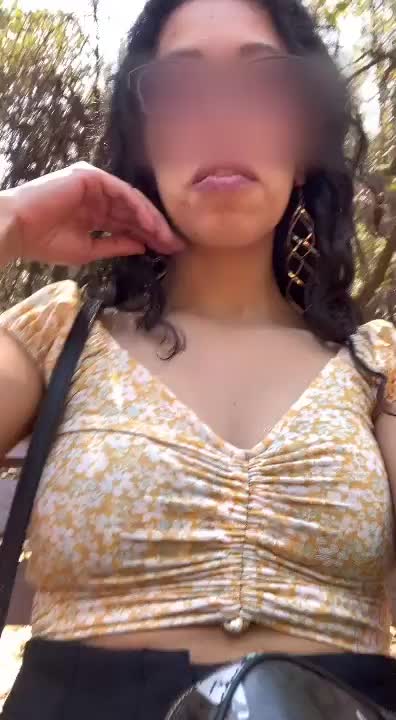 I got a pair of Hershey kisses for you to eat while we chill in the park [GIF] : video clip
