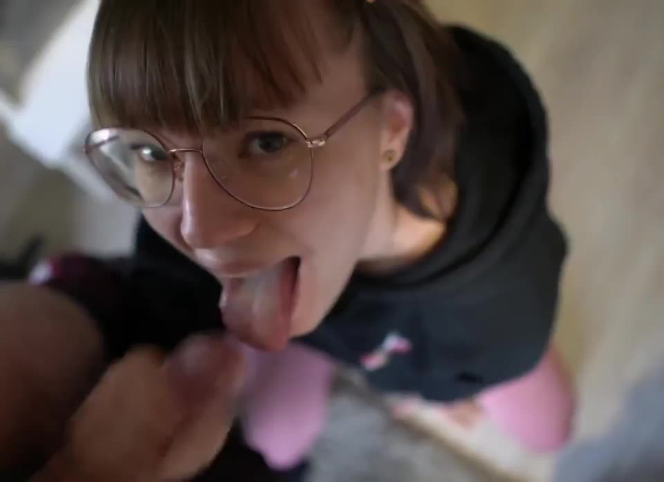 Jerking him off onto her tongue : video clip