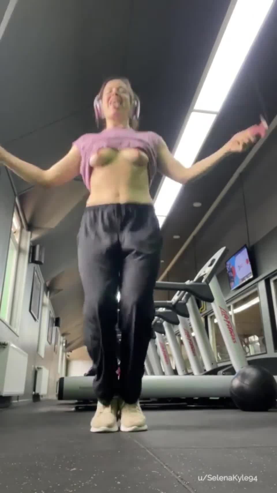 Sneaking my Titties Out while Jumping Rope at the Gym [GIF] : video clip
