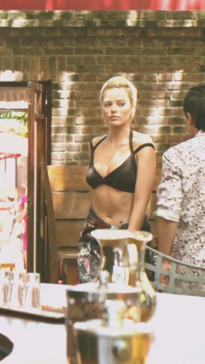 Margot Robbie deserves to be gangfucked : video clip