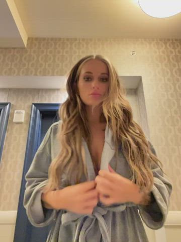 You go get ice in your hotel & see me in the hallway… wyd??? : video clip