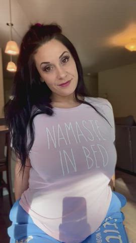 Do you like the way I shake my tits?? : video clip