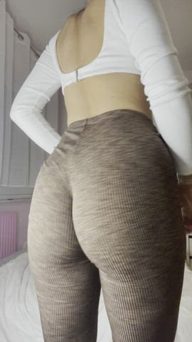 you like how my ass shakes and wiggles in this leggins : video clip