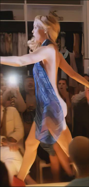 Leslie Bibb - Runway Nude Covered Enhanced Loop : video clip