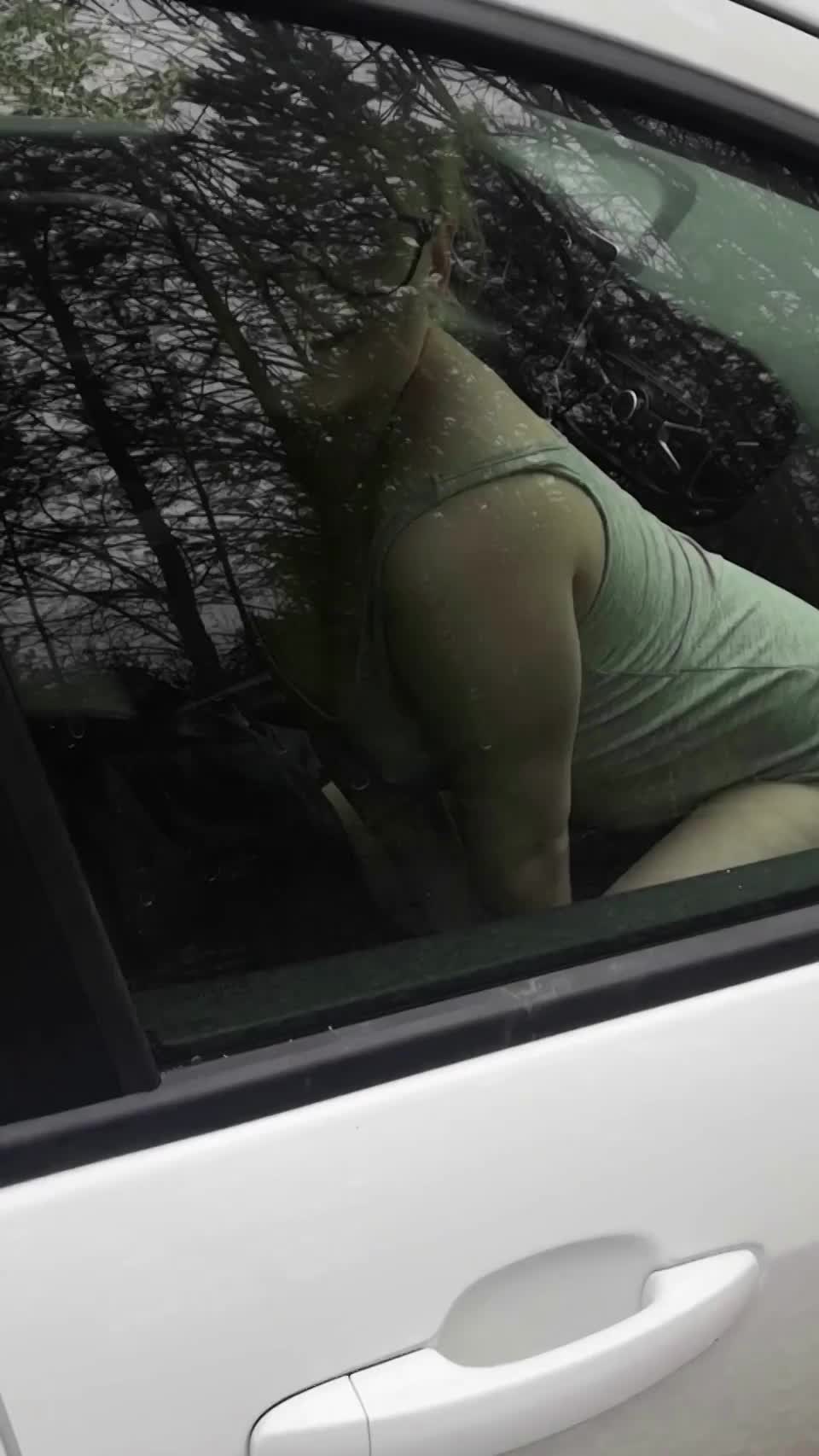 I got fucked in doggy position in the car : video clip
