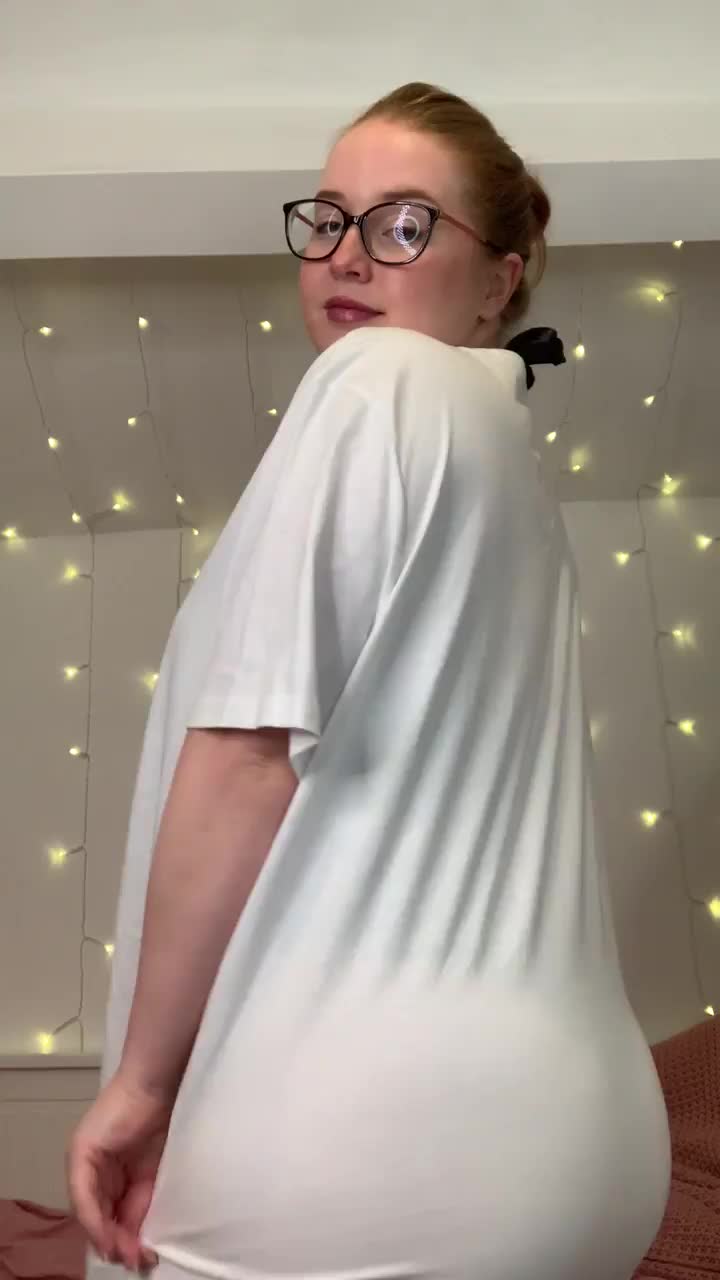 Presenting my posterior to all the dads : video clip