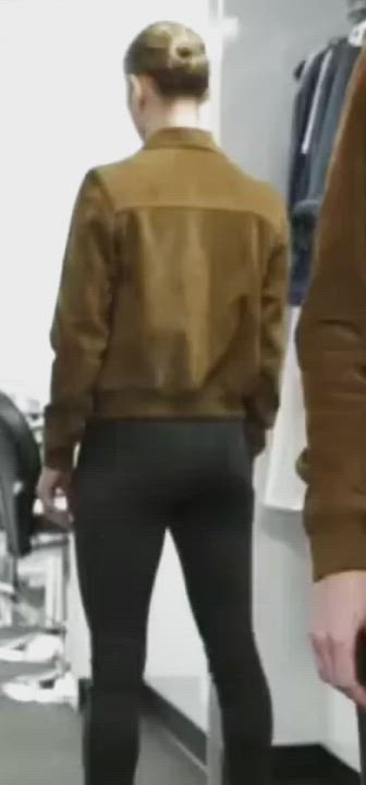 Brie Larson's Amazing tight ASS : video clip