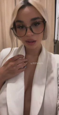 I'm a normal 18 year old petite blonde : video clip