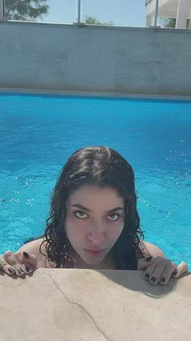 Mermaid in the pool : video clip