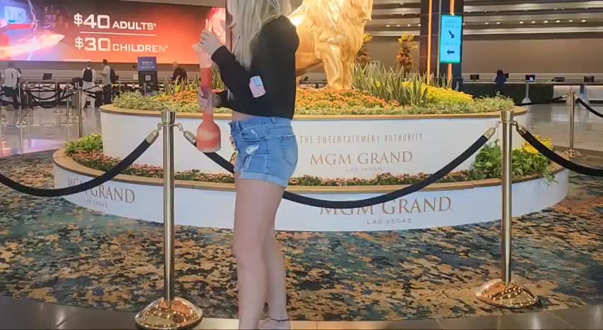 Dared to flash in the hotel lobby [gif] : video clip