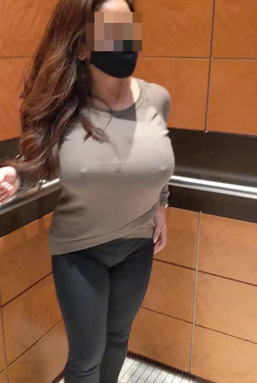 Flashing my coworker after happy hour, who then got quite a handful : video clip