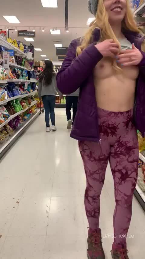 Looking for snacks [GIF] : video clip