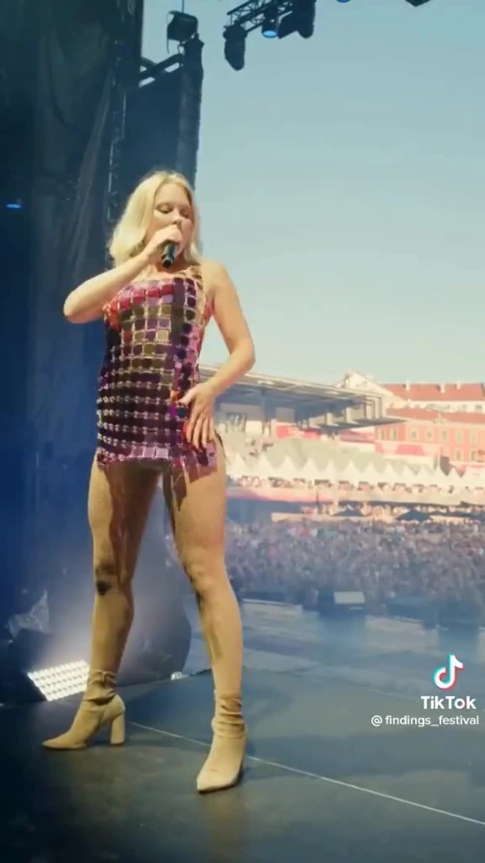 Zara Larsson on-stage panty flash : video clip