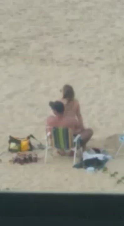 A couple having sex on the beach : video clip