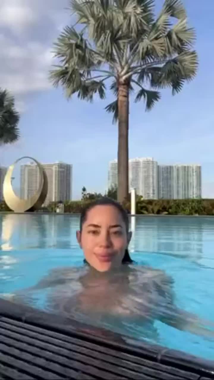 Big wet bimbo titties : video clip