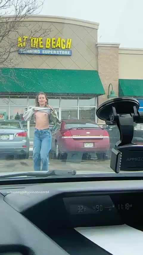 Bouncing through the parking lot [GIF] : video clip