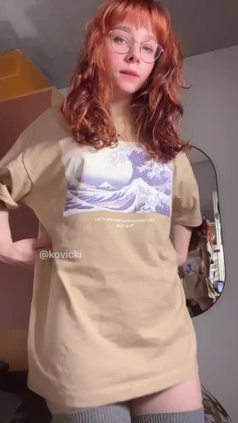 Trying on new tshirt : video clip