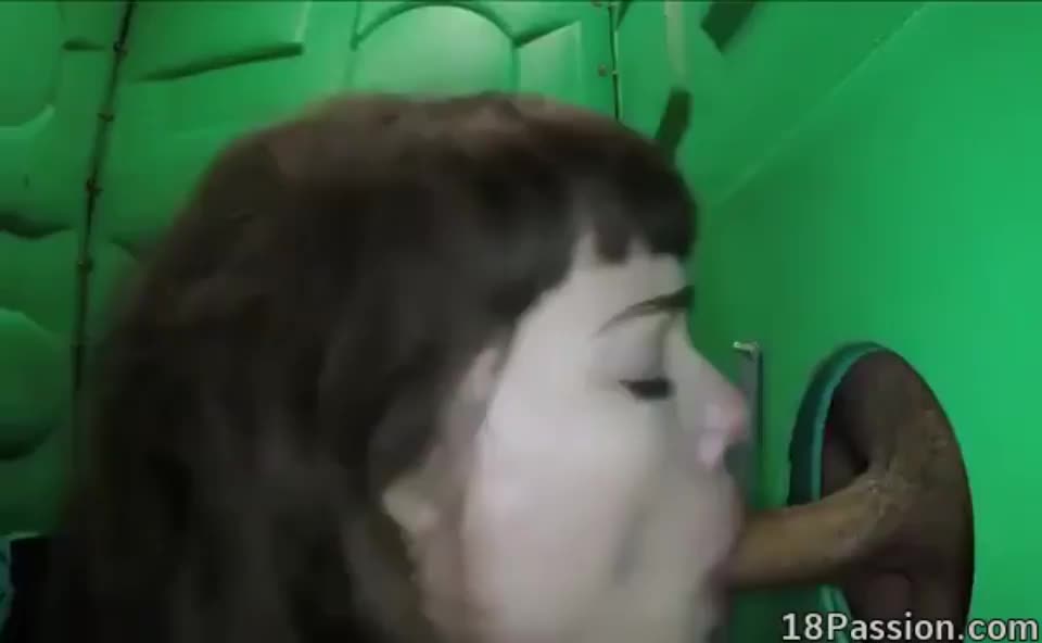 Porta-Potty Gloryhole : video clip