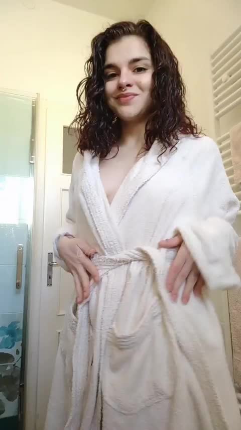 I just want someone to make a MILF out of me : video clip