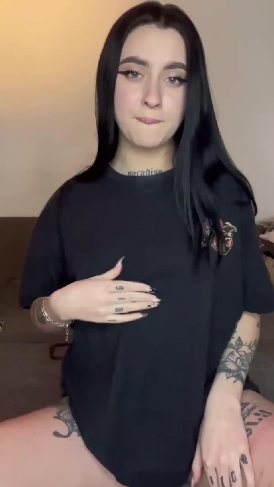 lick or fuck my juicy pussy? : video clip