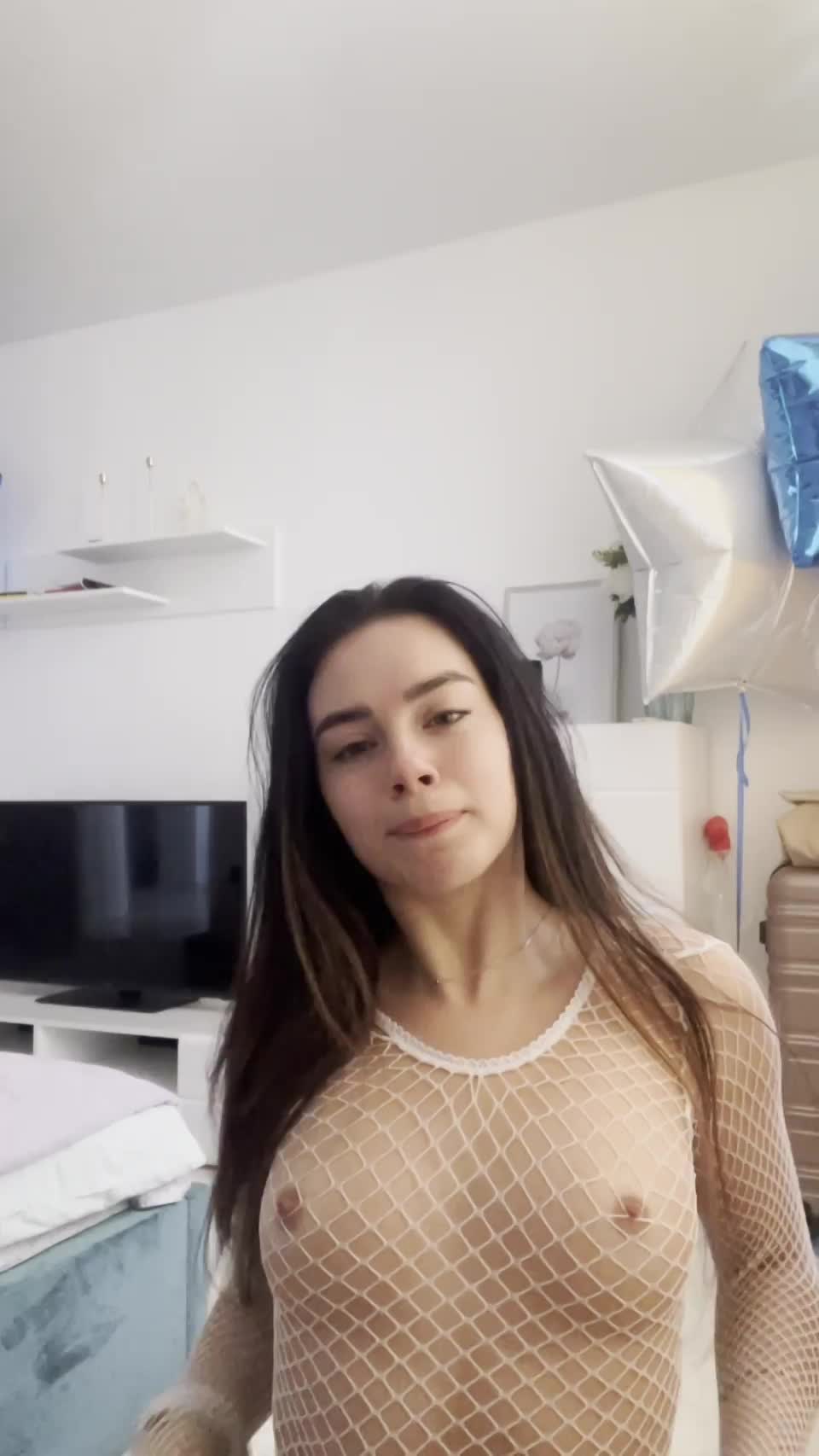 19 yo with body insecurity pls be nice : video clip