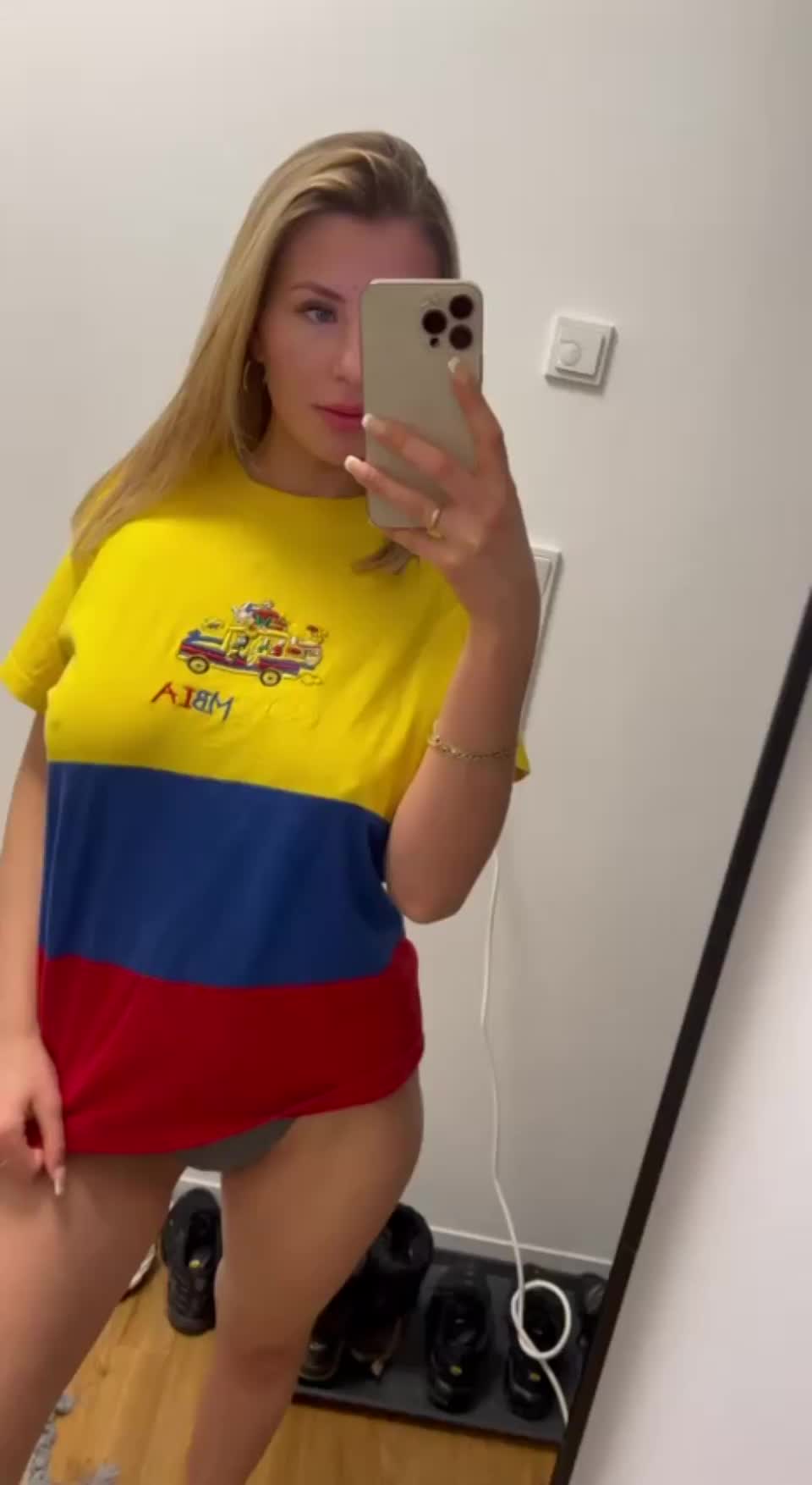 natural busty and blonde : video clip
