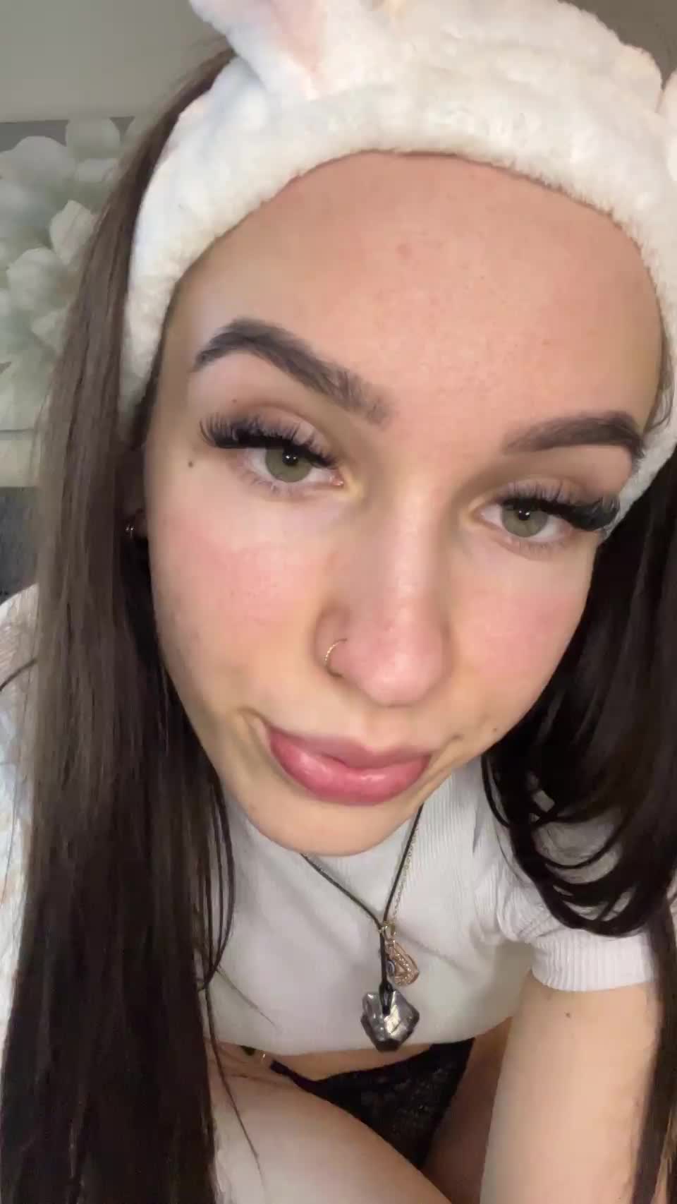 Very pale & Very horny : video clip