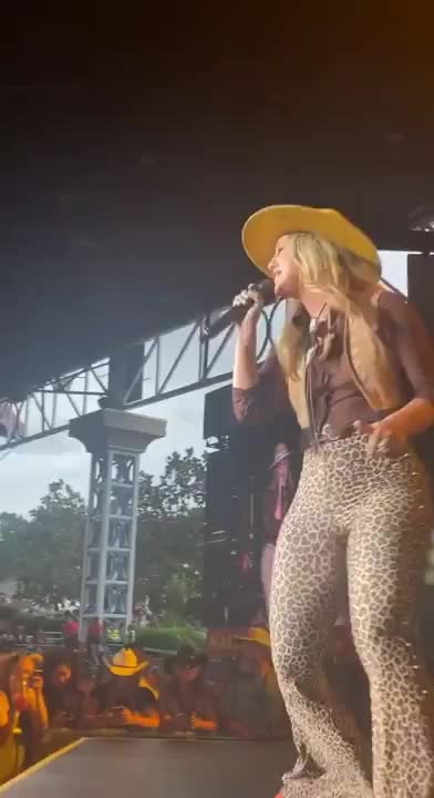 Lainey Wilson has the biggest butt in country music. : video clip