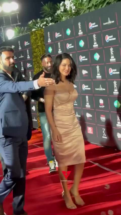 Sunny Leone - Blinding Lights PMV : video clip