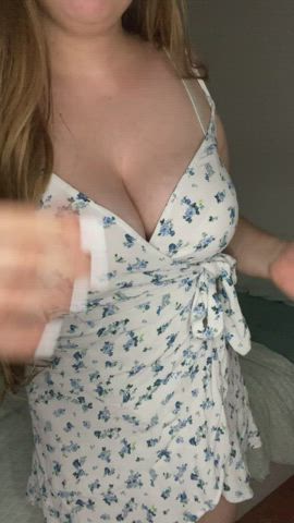 Nobody expects an 18yo to have such a big breast : video clip
