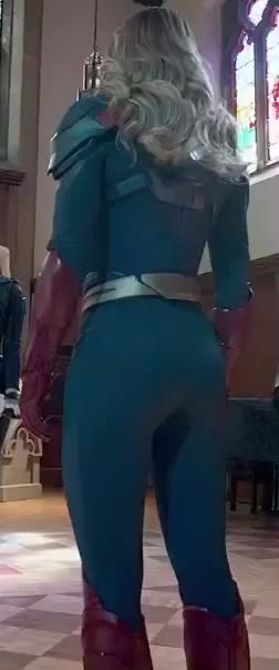 Melissa Benoist and her buns of steel : video clip