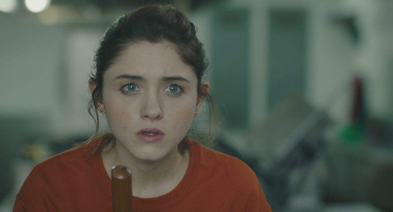 Natalia Dyer just loves rubbing her pussy : video clip