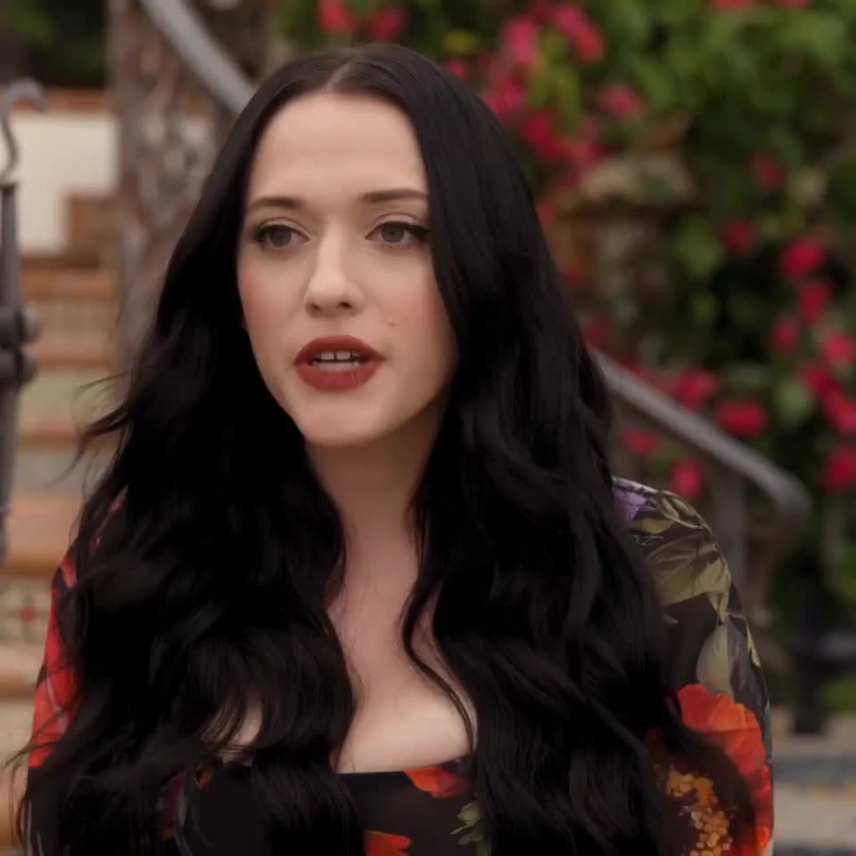Kat Dennings seems to be angry : video clip