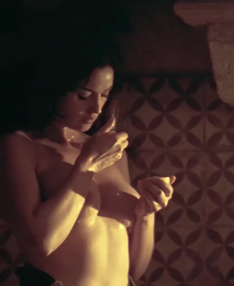 Monica Bellucci Taking Care of Her Tits in Malena (2000) : video clip