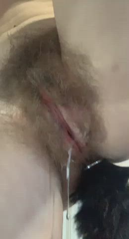Trying out a dirty plug made her hairy cunt drip grool : video clip