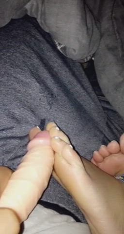 Wife’s sleepy toes : video clip